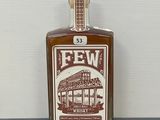 une photo d'une bouteille de whisky posée sur un comptoir