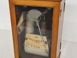 une vieille boîte en bois contenant un appareil de mesure