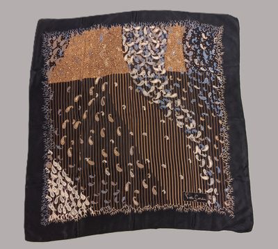 Lot de 4 carrées de soie. Deux Pierre CARDIN, un LANVIN, un …