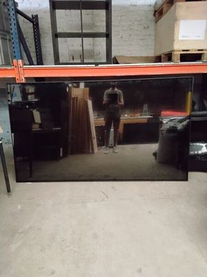 une photo d'un miroir dans un magasin où l'on voit le reflet d'un homme