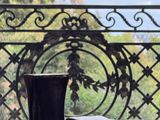 un vase et un livre posés sur une table devant la tour Eiffel