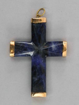Pendentif croix en or et pierre bleue.
