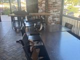 de nombreuses tables et chaises sur la terrasse à l'extérieur du restaurant