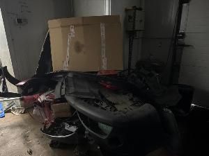 une moto dans un garage, avec un coffre à l'arrière