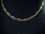un collier en or sur un mannequin mannequin mannequin mannequin mannequin mannequin mannequin mannequin mannequin mannequin