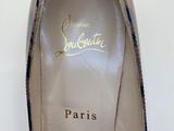 the bottom of a pair of women ' s shoes with the word paris written on it
