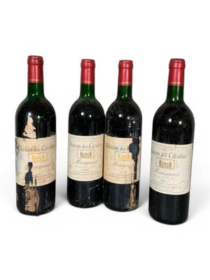 trois bouteilles de vin sont alignées sur une surface blanche