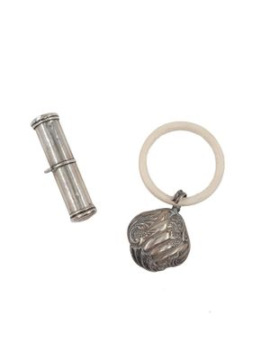 deux pièces en métal argenté et une bague en argent surmontée d'une pièce de monnaie