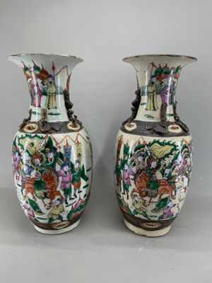 paire de vases chinois ornés de personnages et de fleurs