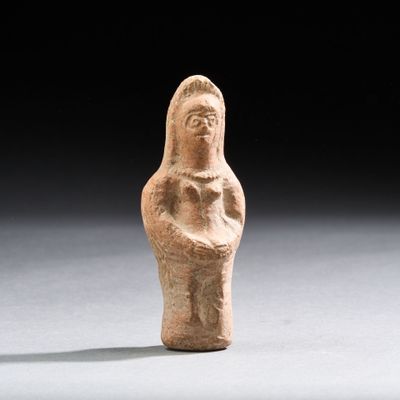 une statue ancienne d'une femme tenant un bébé dans ses bras