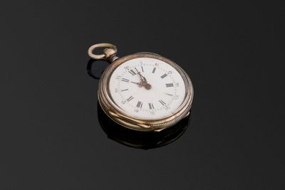 Montre de col à cylindre en argent à 10 rubis. Fond guilloch…