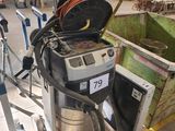 une machine placée au milieu d'une pièce