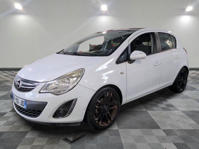 la photo d'une voiture blanche garée dans un garage