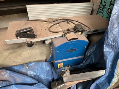une machine posée sur le sol dans le garage