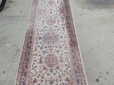 un long tapis posé sur le trottoir, à côté d'une moto