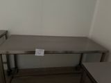 une table sur laquelle est posé un panneau, dans un coin de la pièce