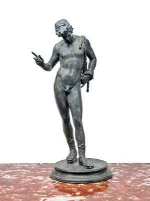 une statue représentant un homme debout sur un socle