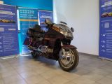 un motocycle garé à l'intérieur d'un bâtiment