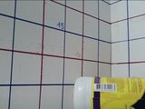 un pot de peinture accroché au mur d'une salle de bains