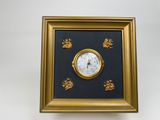 une horloge accrochée au mur de la pièce