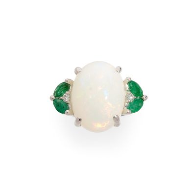 une bague en opale et émeraude