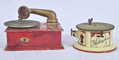 deux boîtes à l'ancienne placées l'une à côté de l'autre