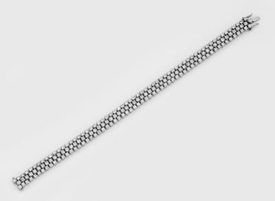une image d'un gros plan d'un bracelet sur une surface blanche