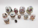 une image représentant un ensemble d'œufs en porcelaine décorés de fleurs