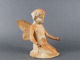 statue d'un ange ailé sur fond gris