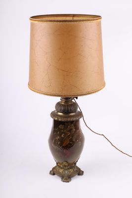 une image représentant une lampe avec un abat-jour marron sur fond blanc