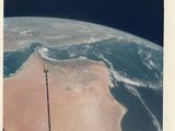 une photo montrant une vue de la Terre depuis une station spatiale