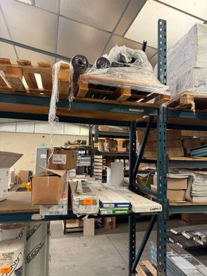 une pièce avec beaucoup de boîtes et de cartons sur les étagères