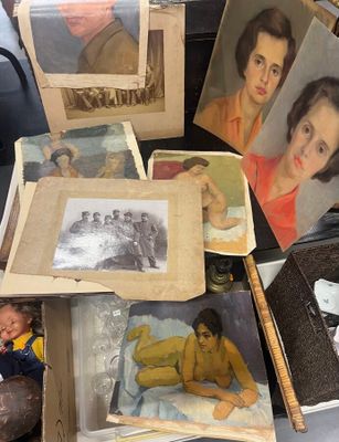 de nombreuses photos d'une femme et d'un bébé dans une boîte