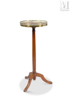une image représentant une table avec un plateau en verre posée sur un piètement en bois