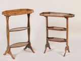 deux tables en bois avec un plateau en verre et une étagère de chaque côté