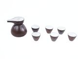 un pichet et des tasses posés côte à côte sur une table