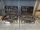 deux boîtes contenant des outils, exposées dans un magasin