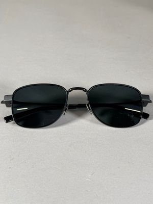 gros plan d'une paire de lunettes de soleil sur une surface blanche