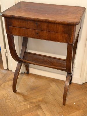 une petite table en bois surmontée d'un tiroir