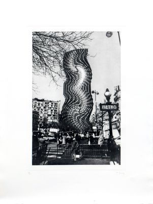 une photo en noir et blanc d'un grand immeuble en ville