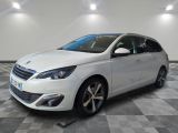 la voiture blanche est garée sur un carrelage à carreaux