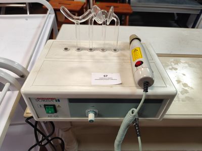 une machine posée sur une table