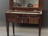 un petit bureau surmonté d'un miroir