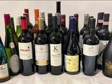 toutes ces bouteilles de vin qui sont posées sur la table