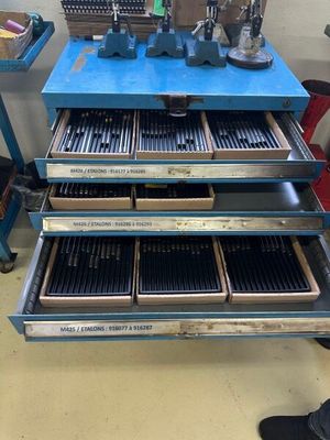 1 caisse d'outillage 8 tiroirs avec étalon