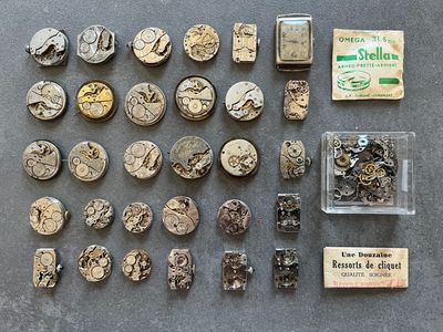 un grand nombre d'objets différents posés sur une table