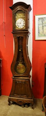 une horloge de parquet dans une pièce aux murs rouges