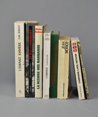 plusieurs livres sont empilés sur une surface grise