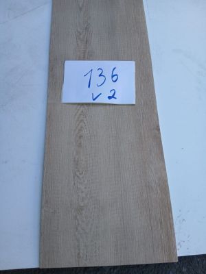 Deux morceaux de bois sont posés sur une table, accompagnés d'une étiquette de prix