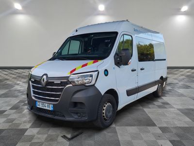 la camionnette blanche est garée dans une grande pièce au sol en damier